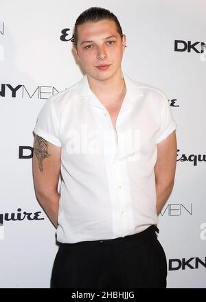 John Newman arriva al debutto della DKNYMEN London Collections Step and Repeat at One Embankment a Londra. Foto Stock