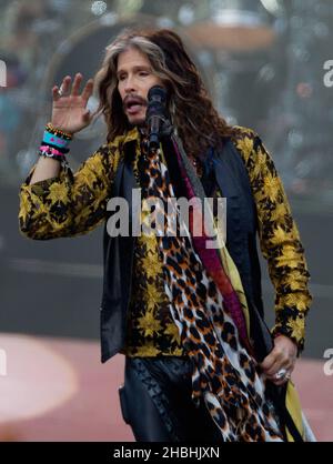 Steven Tyler di Aerosmith si esibisce sul palco al Calling Festival di Clapham Common a Londra. Foto Stock