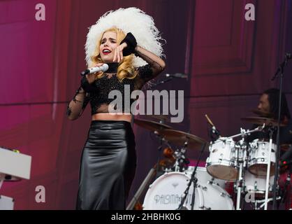 Paloma Faith si esibisce sul palco il giorno 2 al Calling Festival di Clapham Common a Londra. Foto Stock