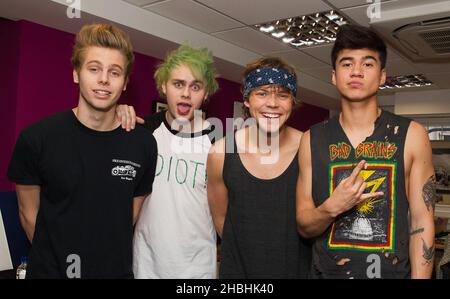 Luke Hemmings, Michael Clifford, Ashton Irwin e Calum Hood di 5 secondi d'estate firma a HMV Oxford Circus a Londra. Foto Stock