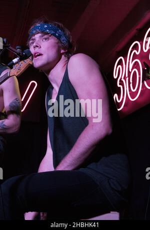 Ashton Irwin di 5 secondi di Summer suona il set acustico sul palco all'HMV Oxford Circus di Londra. Foto Stock