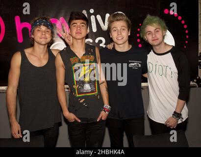 Ashton Irwin, Calum Hood, Luke Hemmings e Michael Clifford di 5 secondi di Summer firma a HMV Oxford Circus a Londra. Foto Stock