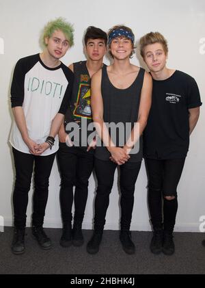 (Sinistra - destra) Michael Clifford, Calum Hood, Ashton Irwin e Luke Hemmings di 5 secondi di Summer firma all'HMV Oxford Circus di Londra. Foto Stock