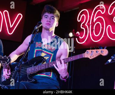 Calum Hood di 5 secondi d'estate suona il set acustico sul palco all'HMV Oxford Circus di Londra. Foto Stock