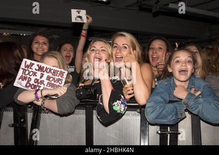 Tifosi di 5 secondi di Summer firma a HMV Oxford Circus a Londra. Foto Stock