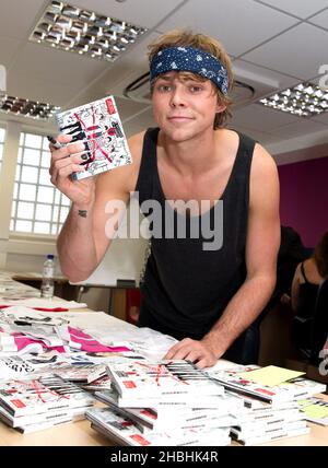 Ashton Irwin di 5 secondi di Summer firma a HMV Oxford Circus a Londra. Foto Stock