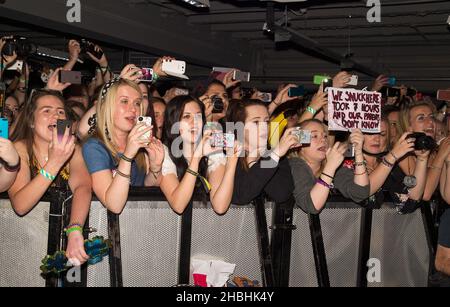 Tifosi di 5 secondi di Summer firma a HMV Oxford Circus a Londra. Foto Stock