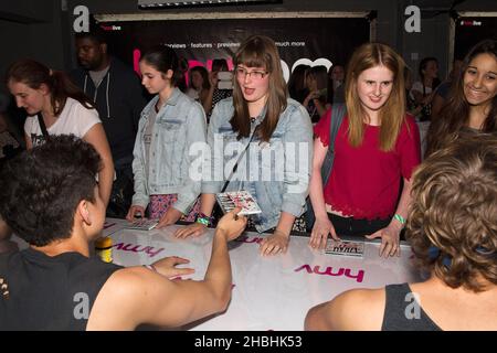 5 secondi di Summer firma per i tifosi all'HMV Oxford Circus di Londra. Foto Stock