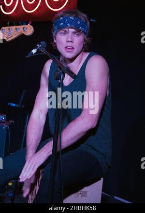 Ashton Irwin di 5 secondi di Summer suona il set acustico sul palco all'HMV Oxford Circus di Londra. Foto Stock