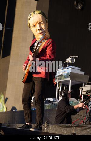 Arcade Fire puppets sul palco al British Summer Time a Hyde Park a Londra. Foto Stock