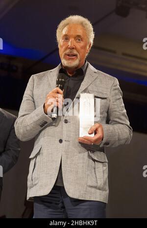 Sir Tom Jones vince il Sony Mobile Lifetime Achievement Award al Nordoff Robbins 02 Silver Clef Awards presso l'Hilton Park Lane Hotel di Londra. Foto Stock