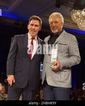 Rob Brydon con Sir Tom Jones che vince il Sony Mobile Lifetime Achievement Award al Nordoff Robbins 02 Silver Clef Awards presso l'Hilton Park Lane Hotel di Londra. Foto Stock