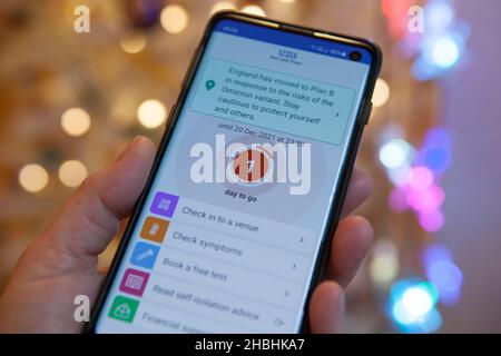 Londra, Regno Unito. 20th Dic 2021. Un avviso dall'app NHS Covid che dice 1 giorni di auto-isolamento dopo il contatto con una persona successivamente diagnosticata con il covid. La diffusione della variante del coronavirus omicron è stata rapida nel Regno Unito e sta causando problemi nel NHS perché così tanti dipendenti sono malati o auto-isolanti. Credit: Anna Watson/Alamy Live News Foto Stock