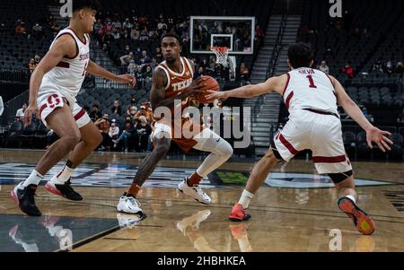 Dicembre 19 2021 Las Vegas, NV U.S.A.Texas Guard Jase Febres (13) guarda passare la palla durante la NCAA MenÕs Basketball PAC 12 Coast to Coast tra Stanford Cardinal e il Texas Longhorn.Texas battere Stanford 60-53 a T-Mobile Arena Las Vegas, NV. Thurman James/CSM Foto Stock