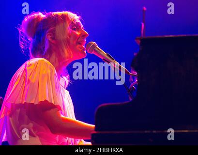 Agnes Obel si esibisce al Somerset House Series presso la Somerset House di Londra. Foto Stock