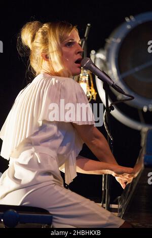 Agnes Obel si esibisce al Somerset House Series presso la Somerset House di Londra. Foto Stock