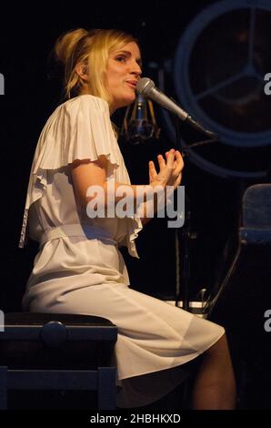 Agnes Obel si esibisce al Somerset House Series presso la Somerset House di Londra. Foto Stock