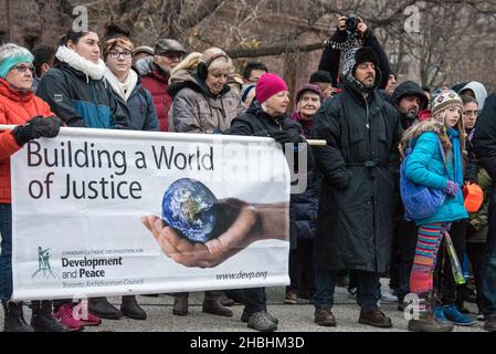 Toronto, Canada - 29 novembre 2015: Segni diversi nel Global Climate March a Toronto. Centinaia di marzo chiedendo al governo di agire effettivamente sulle emi Foto Stock