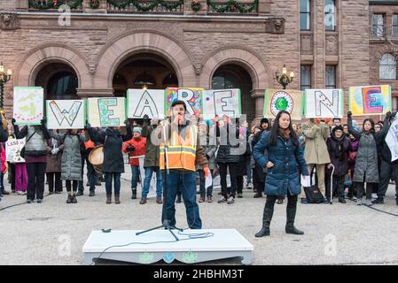 Toronto, Canada - 29 novembre 2015: Segni diversi nel Global Climate March a Toronto. Centinaia di marzo chiedendo al governo di agire effettivamente sulle emi Foto Stock