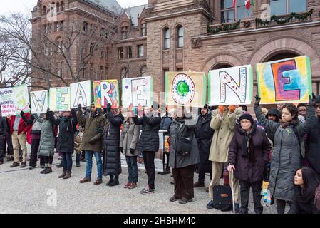 Toronto, Canada - 29 novembre 2015: Segni diversi nel Global Climate March a Toronto. Centinaia di marzo chiedendo al governo di agire effettivamente sulle emi Foto Stock