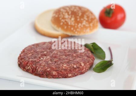 Tortino di hamburger crudo Foto Stock