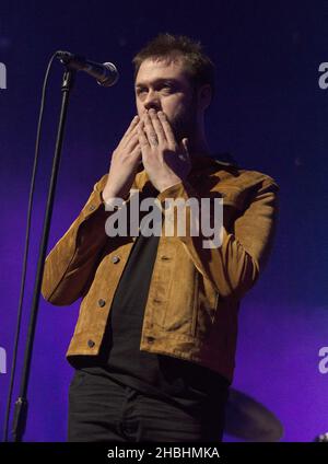 Tom Meighan di Kasabian suona sul palco all'iTunes Festival presso la Roundhouse di Londra. Foto Stock