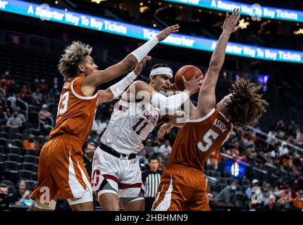 Dicembre 19 2021 Las Vegas, NV U.S.A. Stanford Forward Jaiden Delaire (11) combatte per il rimbalzo durante la NCAA MenÕs Basketball PAC 12 Coast to Coast tra Stanford Cardinal e il Texas Longhorn.Texas battere Stanford 60-53 a T-Mobile Arena Las Vegas, NV. Thurman James/CSM Foto Stock