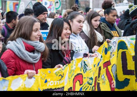 Toronto, Canada - 29 novembre 2015: Segni diversi nel Global Climate March a Toronto. Centinaia di marzo chiedendo al governo di agire effettivamente sulle emi Foto Stock