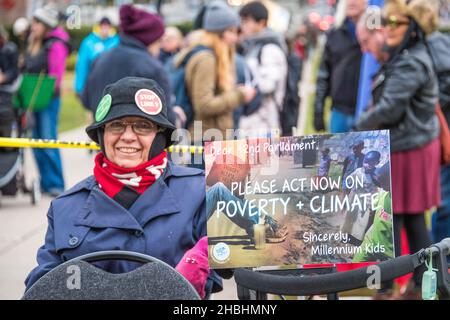 Toronto, Canada - 29 novembre 2015: Segni diversi nel Global Climate March a Toronto. Centinaia di marzo chiedendo al governo di agire effettivamente sulle emi Foto Stock