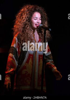 Ella Eyre si esibisce sul palco in occasione delle nomine Mobo del 2014 al Ronnie Scott's nel centro di Londra. Foto Stock