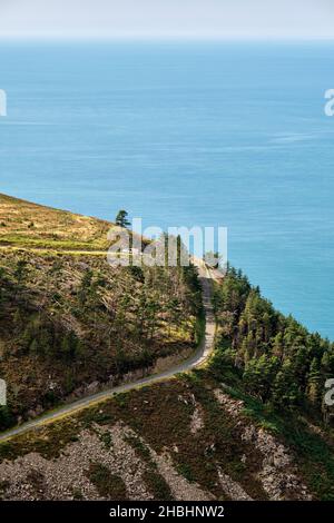 Un furgone si scontra sulla strada ripida da da Nant Gwrtheyrn, Galles Foto Stock