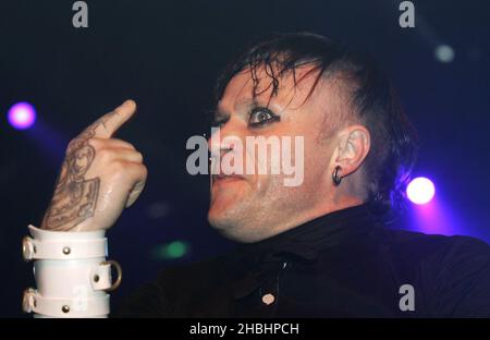 Keith Flint of the Prodigy si esibisce sul palco durante il concerto finale del loro tour in Gran Bretagna per promuovere il nuovo album "The Third Law - The Singles 1990-2005", presso la Carling Academy Brixton il 1 dicembre 2005 a Londra. Foto Stock