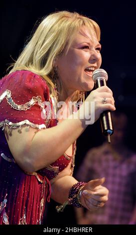 Soapstar Wendi Peters, di Coronation Street, concorrente del celebre talent show di ITV, Soapstar Superstar si esibisce dal vivo sul palco al GAY Astoria di Londra il 21,2006 gennaio. Foto Stock