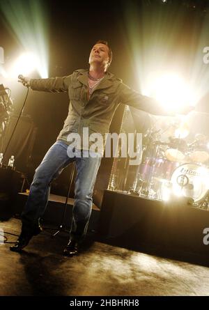 Jim Kerr del gruppo pop-rock scozzese Simple Minds esibisce dal vivo sul palco il loro ultimo album "Black & White 050505" all'Astoria il 13 febbraio 2006 a Londra. Foto Stock