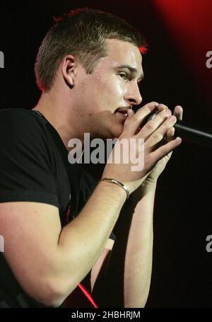 Il cantante blues Lee Ryan suona e promuove il suo ultimo singolo, quando penso a te, al Shepherds Bush Empire di Londra. Foto Stock