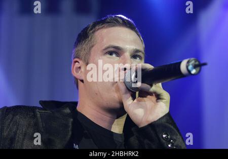 Il cantante blues Lee Ryan suona e promuove il suo ultimo singolo, quando penso a te, al Shepherds Bush Empire di Londra. Foto Stock