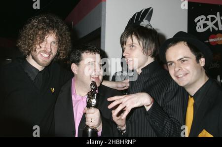 I Capi Kaiser e Peter Kay nella sala stampa al Brit Awards 2006 all'Earls Court, Londra. Foto Stock