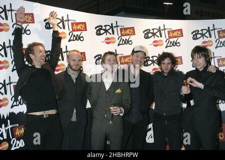 Chris Martin con i Capi Kaiser nella sala stampa al Brit Awards 2006 all'Earls Court di Londra. Foto Stock