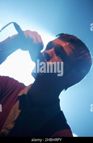 Sam Preston del quartetto indie-pop di Brighton gli Ordinary Boys si esibiscono sul palco nell'ambito dello Shockwaves NME Awards Show all'Astoria di Londra. Foto Stock