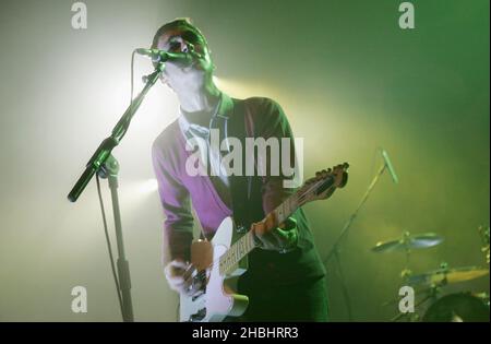 Sam Preston del quartetto indie-pop di Brighton gli Ordinary Boys si esibiscono sul palco nell'ambito dello Shockwaves NME Awards Show all'Astoria di Londra. Foto Stock