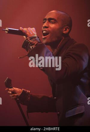 Simon Webbe ex cantante Blue, suona dal vivo sul palco al GAY Astoria il 18 febbraio 2006 a Londra. Foto Stock