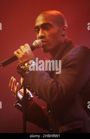 Simon Webbe ex cantante Blue, suona dal vivo sul palco al GAY Astoria il 18 febbraio 2006 a Londra. Foto Stock