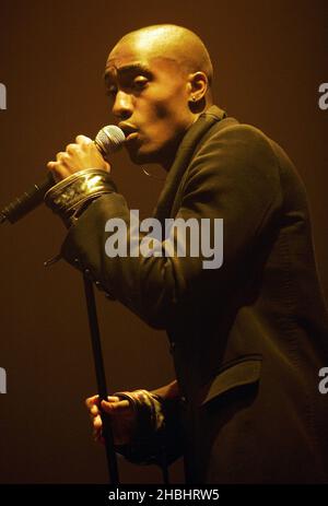 Simon Webbe ex cantante Blue, suona dal vivo sul palco al GAY Astoria il 18 febbraio 2006 a Londra. Foto Stock