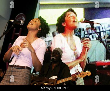 La cantante di Leeds, Corinne Bailey Rae, suona dal vivo e firma copie del suo singolo "Put Your Records on", presso HMV Oxford Street il 20 febbraio 2006 a Londra, Foto Stock