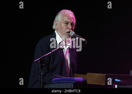 Gary Brooker di Moody Blues suona a piano con Eric Clapton live sul palco al Teenage Cancer Trust Concert presso la Royal Albert Hall di Londra. Live. Mezza lunghezza. Foto Stock