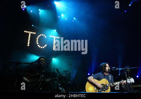 Noel Gallagher e Kelly Jones (Stereophonics) si esibiscono dal vivo al Teenage Cancer Trust Concert presso il Royal Albert Hall di Londra. Live. Mezza lunghezza. Foto Stock