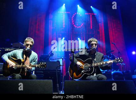 Paul Weller e Noel Gallagher si esibiscono dal vivo al concerto Teenage Cancer Trust tenutosi presso la Royal Albert Hall di Londra. Live. Mezza lunghezza. Foto Stock