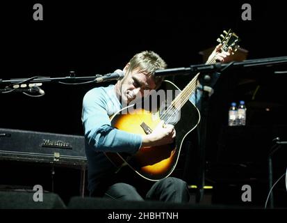 Paul Weller si esibisce dal vivo al concerto Teenage Cancer Trust tenutosi presso la Royal Albert Hall di Londra. Live. Mezza lunghezza. Foto Stock