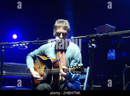 Paul Weller si esibisce dal vivo al concerto Teenage Cancer Trust tenutosi presso la Royal Albert Hall di Londra. Live. Mezza lunghezza. Foto Stock