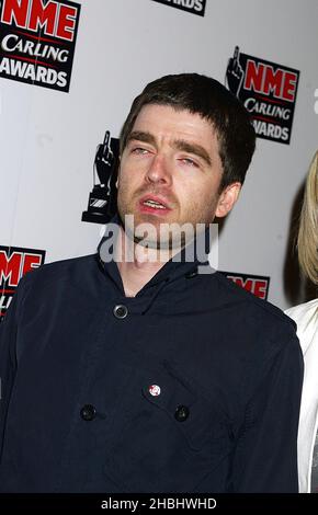 Noel Gallagher al NME Carling Awards 2003 tenuto a po Na Na a Hammersmith London. Mezza lunghezza. Foto Stock